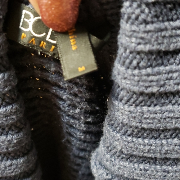 3X HOST PICK. Women's BCBG Sweater - Picture 4 of 4